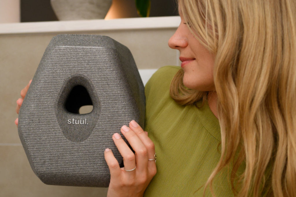 Stuul Toilettenhocker Basalt Frau entdeckt den stylischen WC-Hocker auf dem Klo