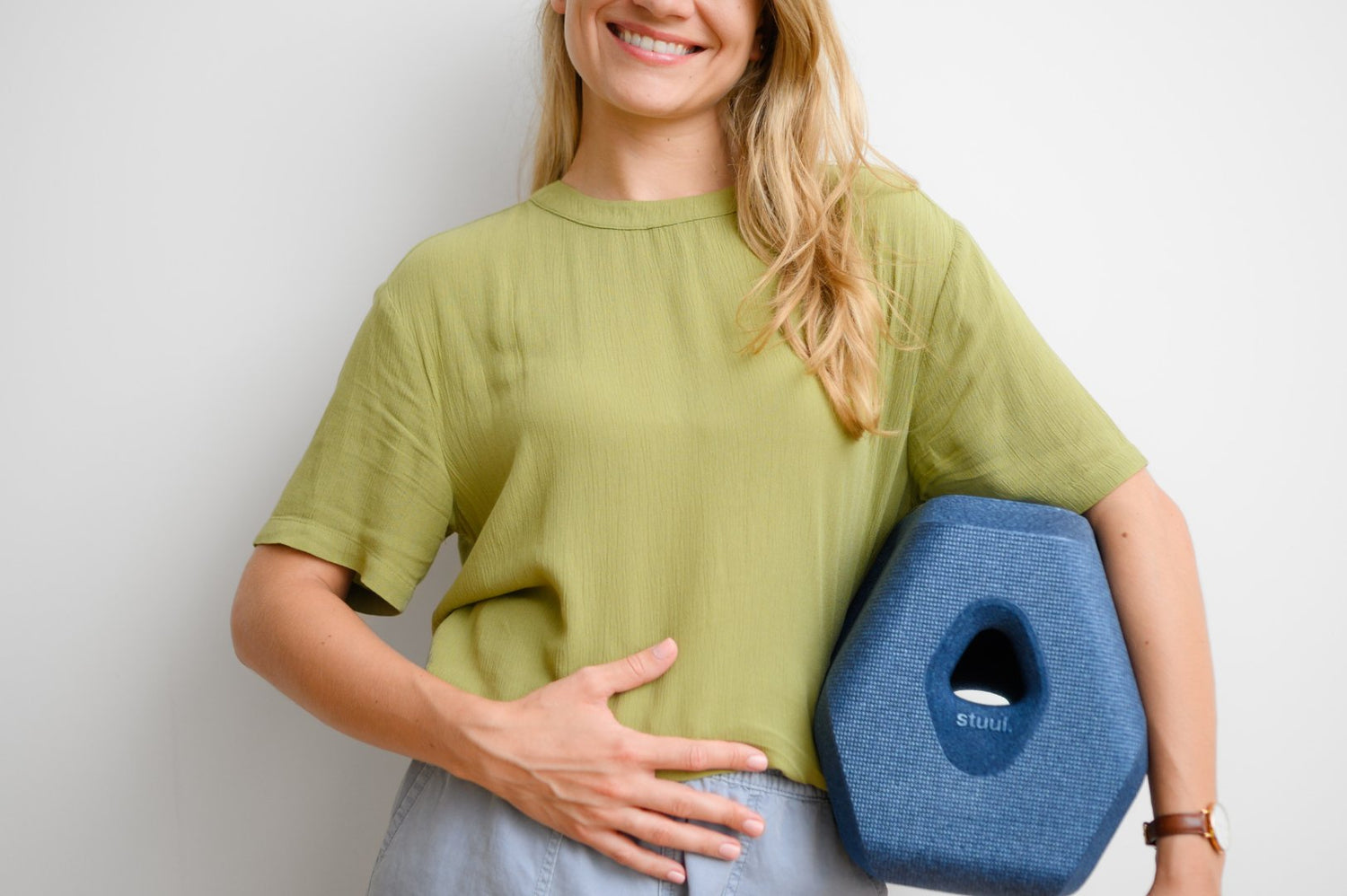 stuul® Toilettenhocker in Indigo – mit Person